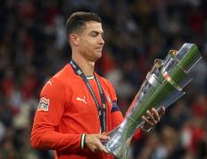 NG体育-包含C罗回归赛场，精彩发挥首场状态亮眼，湖人观众沸腾！的词条