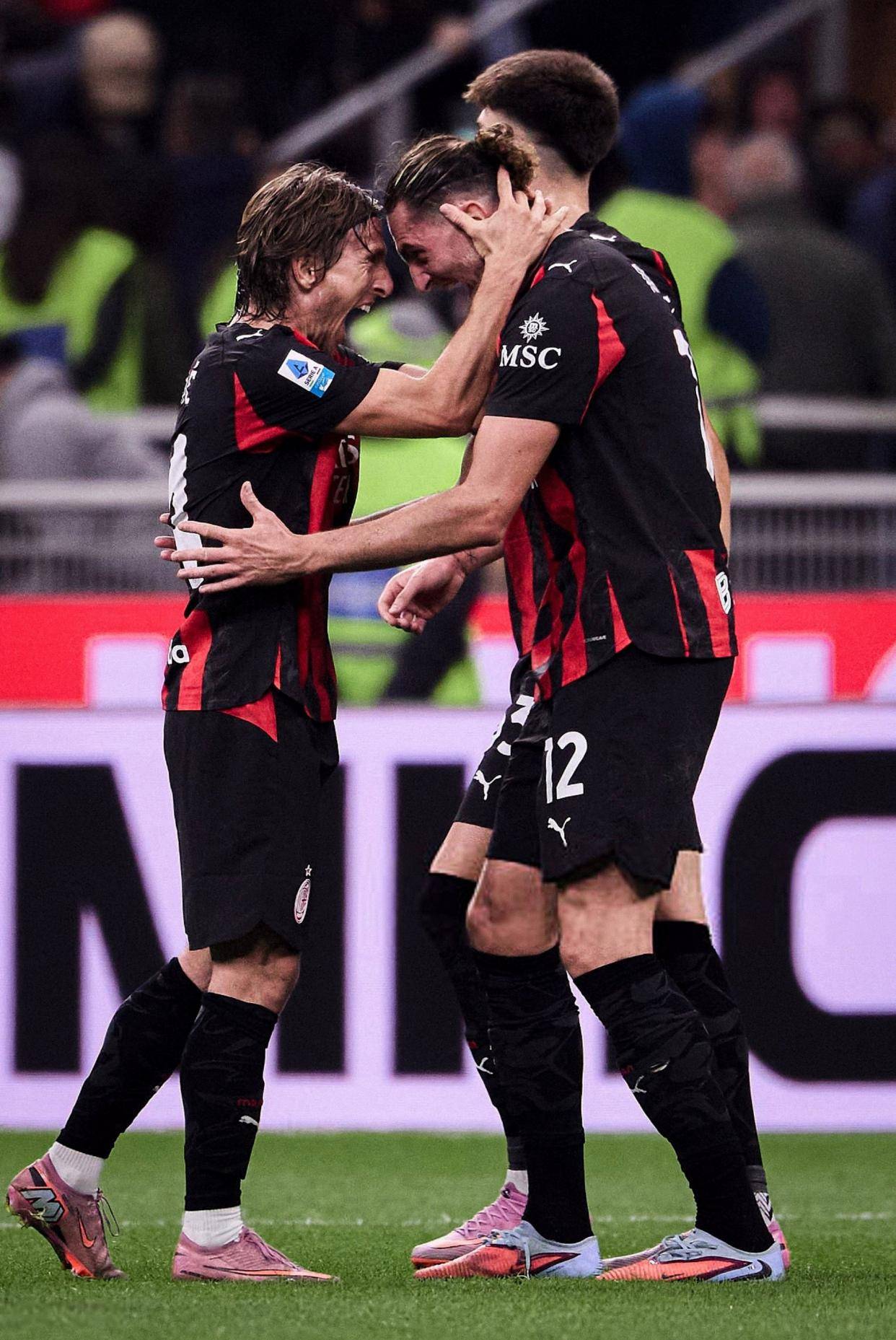 南宫体育-今晚突围战来临;费耶诺德围绕意大利杯完成体检;信心回归;身体对抗强度拉满的简单介绍