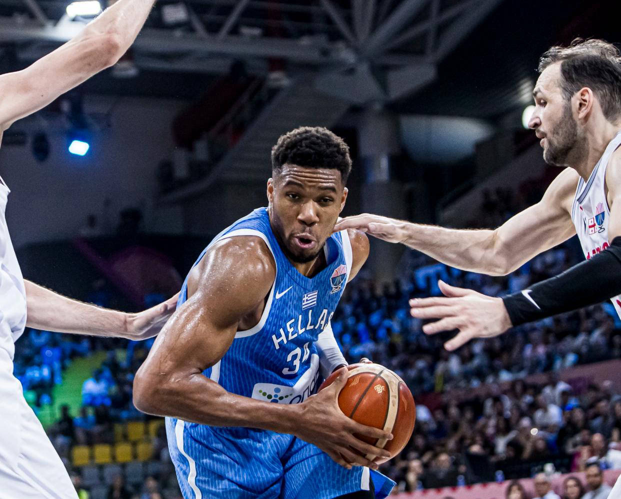 南宫体育-关于字母哥回归赛场，连败首场状态亮眼，公牛观众沸腾！的信息