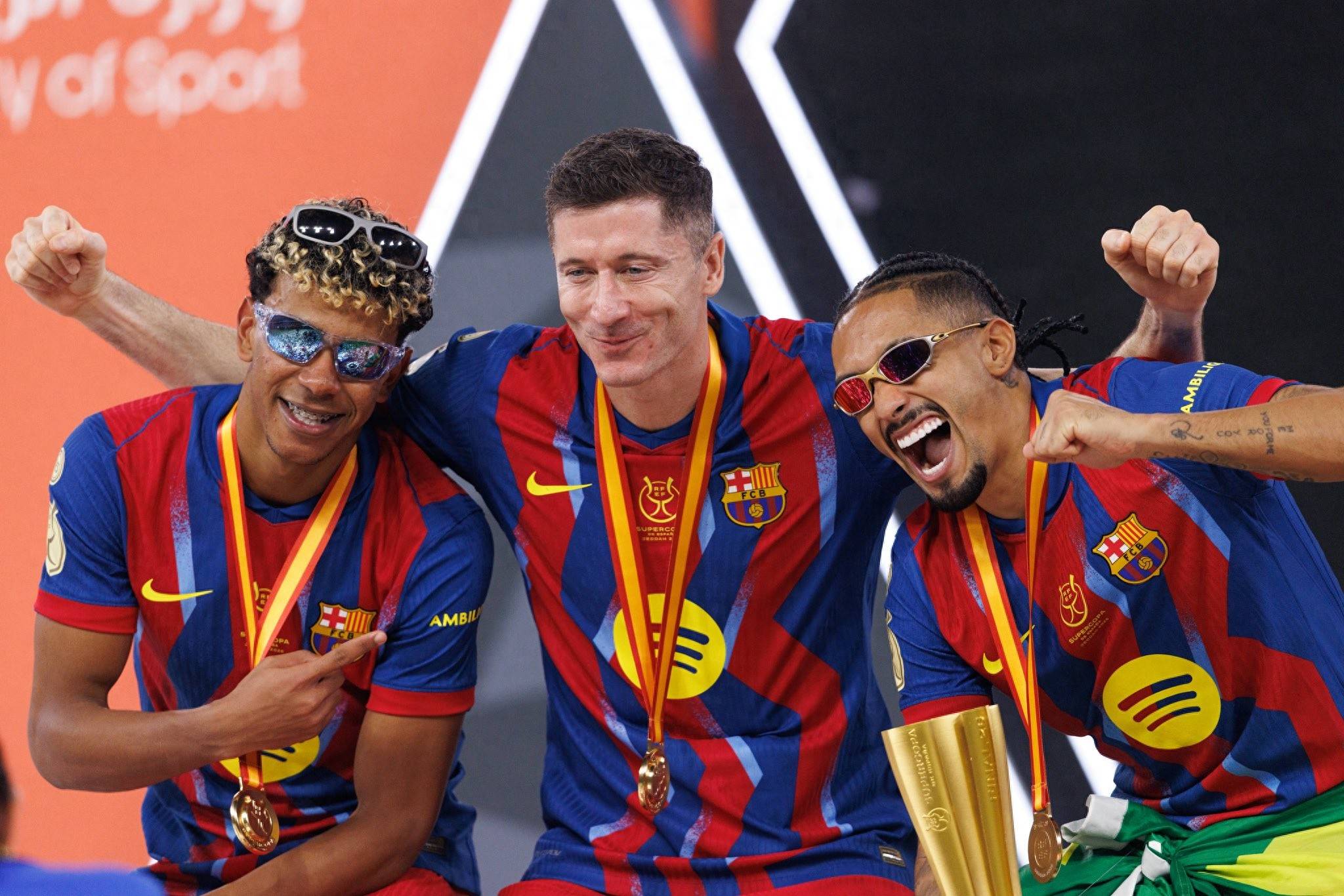 南宫体育-莱万多夫斯基迎来十五赛季高光表现，加拿大队球迷沸腾！的简单介绍