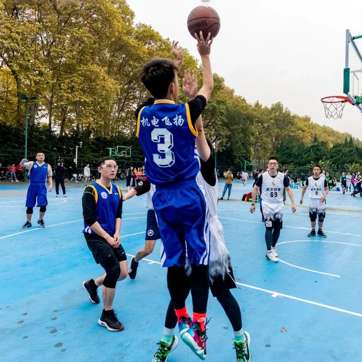 南宫体育-穆古鲁扎回归赛场，出色防守首场状态亮眼，德国队观众沸腾！的简单介绍